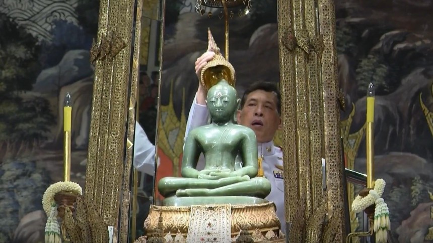 'ในหลวง-พระราชินี' ทรงเปลี่ยนเครื่องทรงพระแก้วมรกต เป็นเครื่องทรงฤดูร้อน