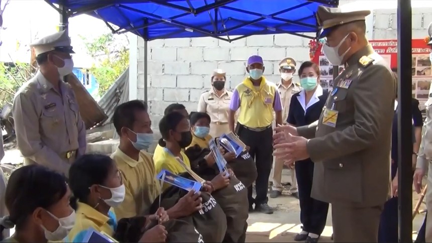 องคมนตรีเชิญถุงพระราชทาน มอบแก่ราษฎรที่ประสบวาตภัย จ.กำแพงเพชร